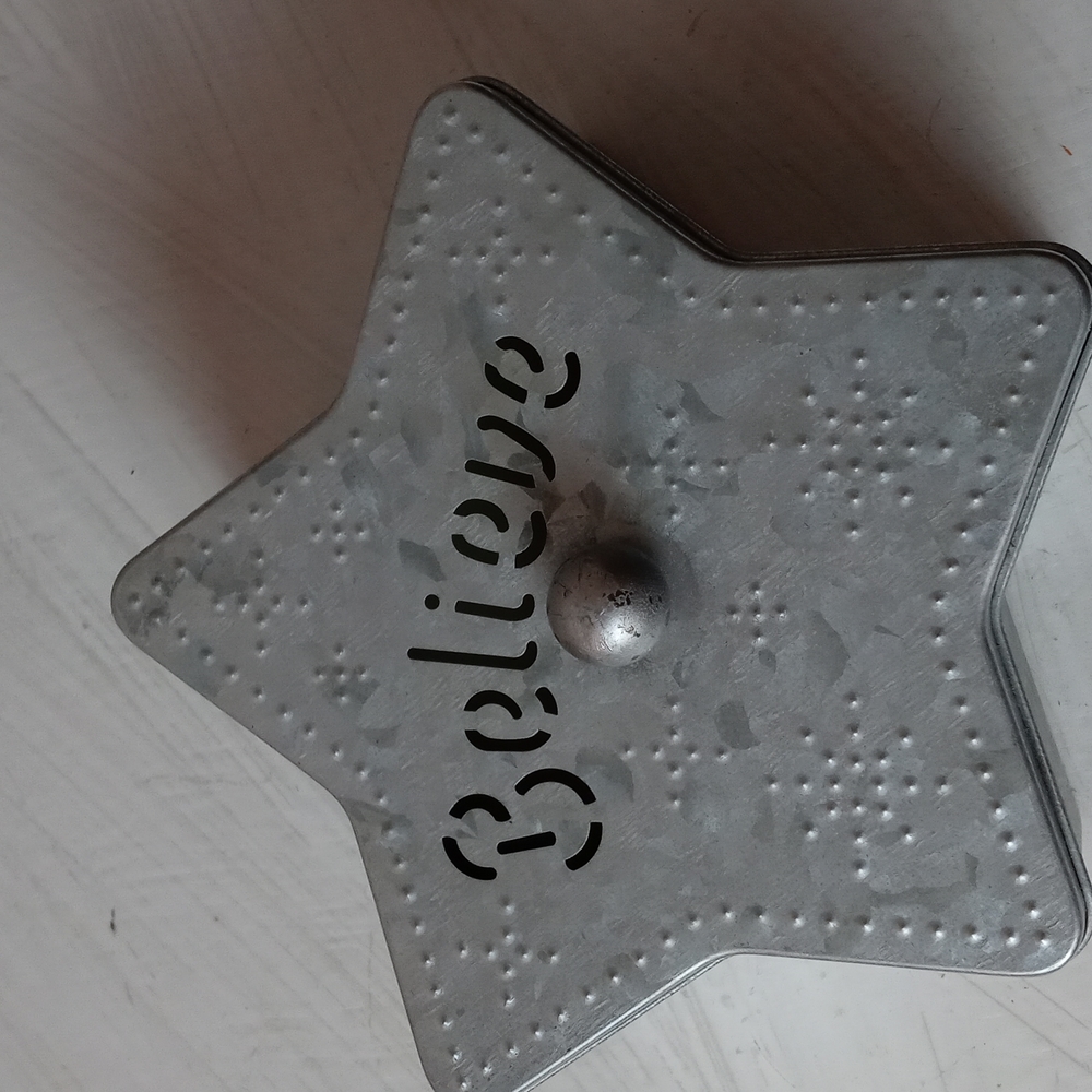 NWT Maker's Holiday Candle in Star Shaped Tin